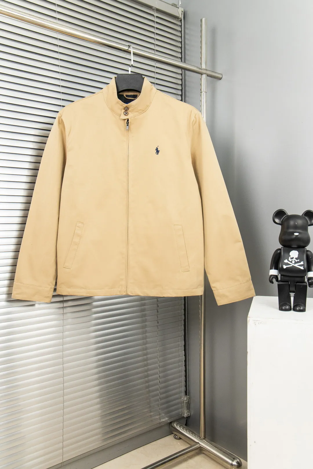 🅿️330 new model number: B129 Ralph Lauren's new 2024 classic old money style stand collar executive zipper jacket 1️⃣Selected from high-quality original developed pure cotton fabrics, with customized plaid lining inside, the overall wearing effect is very soft and comfortable, 2️⃣The workmanship details are perfectly controlled, the chest is exquisitely embroidered with small logos, and the dropped shoulders are made of splicing technology to create a unique design style that highlights your personality! The version is simple but not simple! 3️⃣ Complete with tag accessories, unisex design, and a very versatile jacket for men and women! Color: black, navy, khaki, green Size: S, M, L, XL